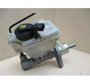 Бачок головного гальмівного на VW Crafter 2006-2016 Бачок головного гальмівного на VW Crafter 2006-2016