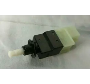 Датчик включення стоп-сигналу VW Crafter 2006-2016 Датчик включення стоп-сигналу VW Crafter 2006-2016